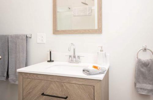 College Hill Apartamento | Jennifer's Historic Brick Riverfront Loft Apartment