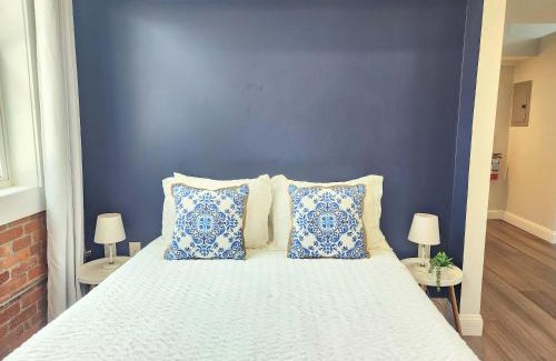 College Hill Apartamento | Jennifer's Historic Downtown Loft