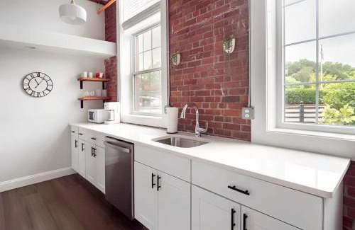 College Hill Apartamento | Jennifer's Historic Downtown Loft