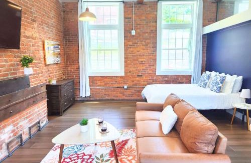 College Hill Apartamento | Jennifer's Historic Downtown Loft