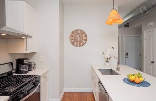 Federal Hill Apartamento | Jennifer's Private City View Apartment Relaxing Deck