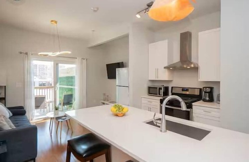 Federal Hill Apartamento | Jennifer's Private City View Apartment Relaxing Deck