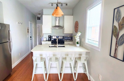 Federal Hill Apartamento | Jennifer's Private Walkable City View Apartment Relaxing Deck