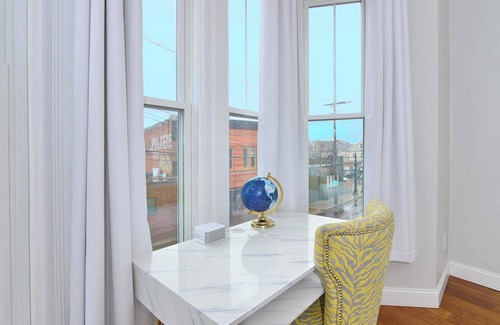 Federal Hill Apartamento | Jennifer's Private Walkable City View Apartment Relaxing Deck