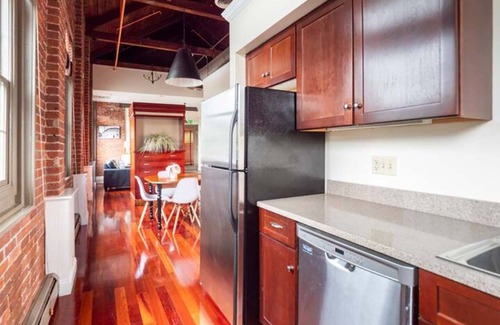 College Hill Apartamento | Jennifer's Riverfront Foundry Apartment Downtown