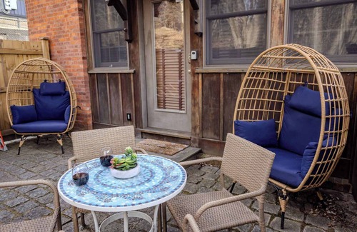 College Hill Apartamento | Jennifer's Riverfront Foundry Apartment Downtown