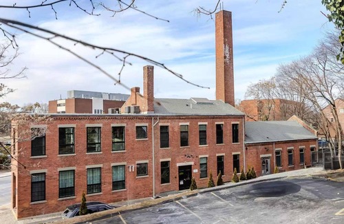 College Hill Apartamento | Jennifer's Riverfront Foundry Apartment Downtown