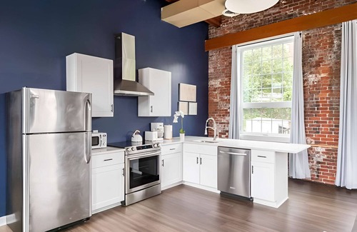 College Hill Apartamento | Jennifer's Riverfront Loft Apartment Historic Building