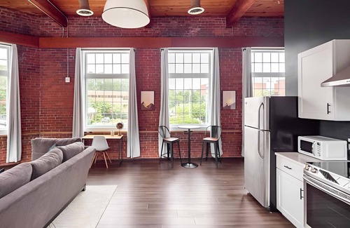 College Hill Apartamento | Jennifer's Riverfront Loft Apartment Historic Building