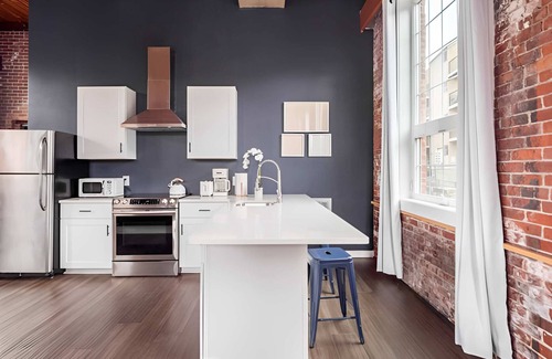 College Hill Apartamento | Jennifer's Riverfront Loft Apartment Historic Building