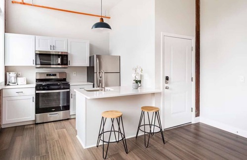 College Hill Apartamento | Jennifer's Vibrant Historic Brick Loft Private Apartment