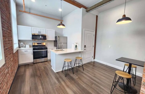 College Hill Apartamento | Jennifer's Vibrant Historic Brick Loft Private Apartment