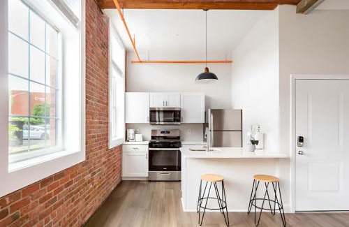 College Hill Apartamento | Jennifer's Vibrant Historic Brick Loft Private Apartment