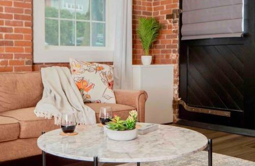 College Hill Apartamento | Jennifer's Vibrant Historic Brick Loft Private Apartment