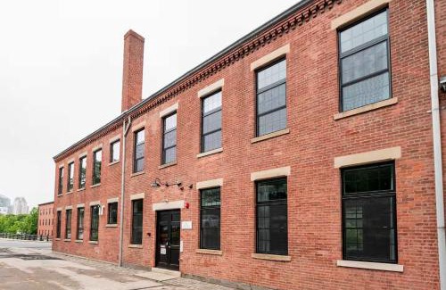 College Hill Apartamento | Jennifer's Vibrant Historic Brick Loft Private Apartment