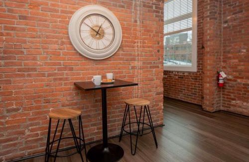 College Hill Apartamento | Jennifer's Vibrant Historic Brick Loft Private Apartment