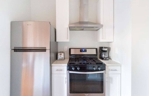 Federal Hill Apartamento | Jennifer's Providence Modern Urban Getaway w/ Relaxing Deck