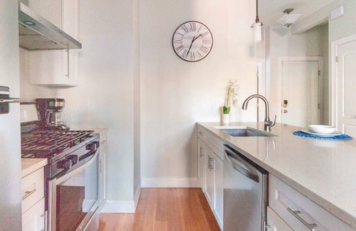 Federal Hill Apartamento | Jennifer's Providence Modern Urban Getaway w/ Relaxing Deck