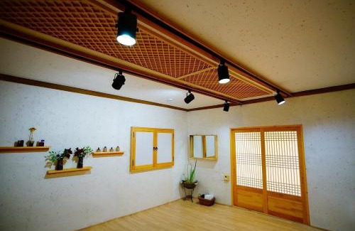 Jeonju Casa | Jeonjuhanogmaeul Geha GongganyiMei mi