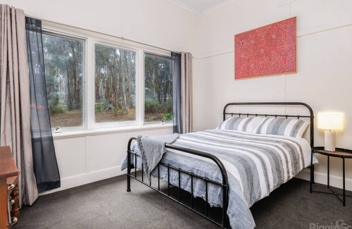 Wheatsheaf Casa | Jerendine Bush Retreat with wood fire & pet friendly