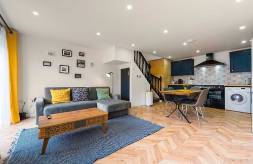Hanham Casa | Jersey King - Stylish Bristol House!