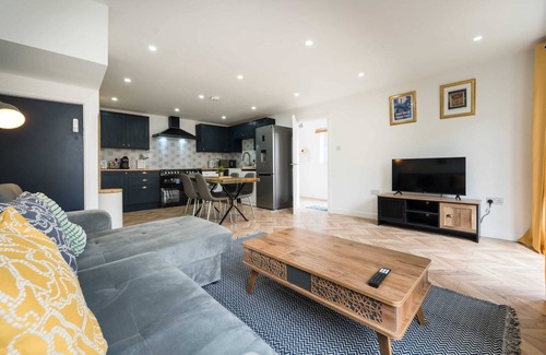 Hanham Casa | Jersey King - Stylish Bristol House!