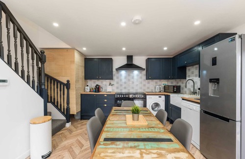 Hanham Casa | Jersey King - Stylish Bristol House!