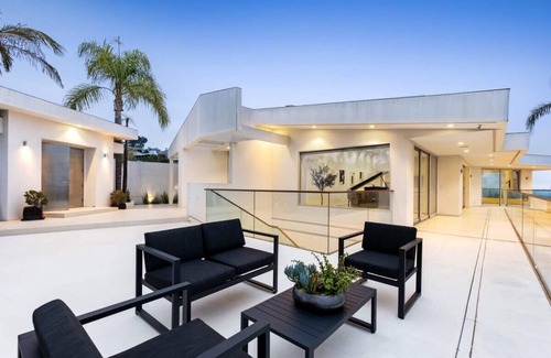The Bird Streets Casa | Jetliner by Stay Awhile Villas