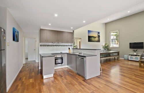 Coffs Harbour Casa | Embarcadero de 4 habitaciones, a pie de playa y arroyo, mascotas amigables