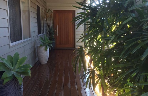 Coffs Harbour Casa | Embarcadero de 4 habitaciones, a pie de playa y arroyo, mascotas amigables