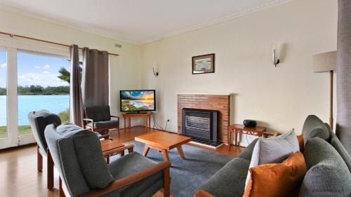 Lakes Entrance Casa | Jetty Road on the Beach
