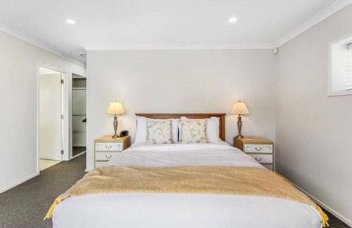 Orewa Apartamento | Jewel of Orewa with pool, spa and ocean views