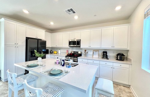 Westmont Casa | Jie's Choice — Luxury New 4b3b Pomona Hideaway