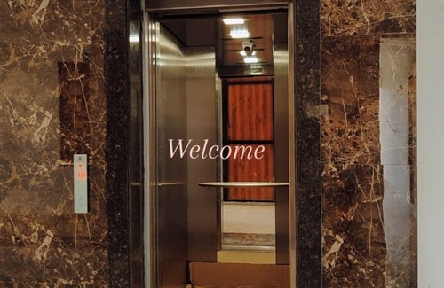 Vrindavan Apartamento | Jigyasa Comfy Studio in Vrindavan near Bankebihari Prem Mandir AC Balcony kitchn