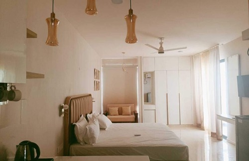Vrindavan Apartamento | Jigyasa Comfy Studio in Vrindavan near Bankebihari Prem Mandir AC Balcony kitchn