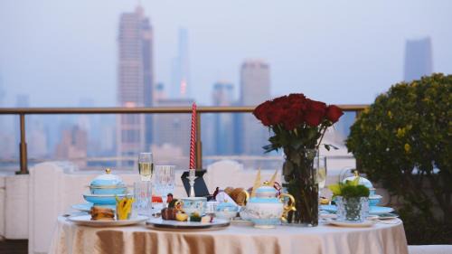 Huaihai Road Commercial Area Hotel | Jin Jiang Hotel Shanghai - historical hotel in the city-center of Huaihai shopping area and convenient access to metro lines