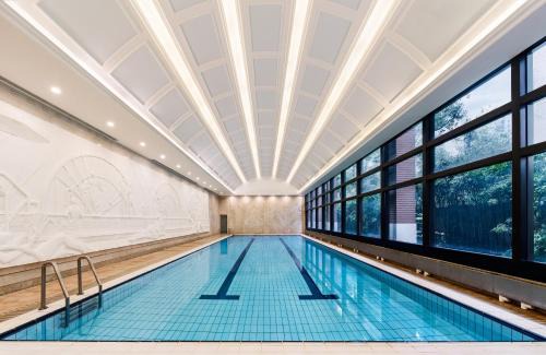 Huaihai Road Commercial Area Hotel | Jin Jiang Hotel Shanghai - historical hotel in the city-center of Huaihai shopping area and convenient access to metro lines