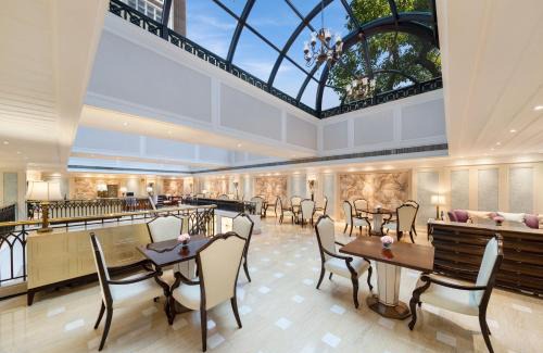 Huaihai Road Commercial Area Hotel | Jin Jiang Hotel Shanghai - historical hotel in the city-center of Huaihai shopping area and convenient access to metro lines