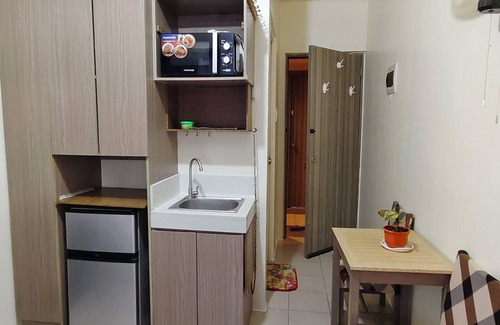 Highway Hills Condominio | JJMC HOMESTAY AT URBAN DECA TOWER EDSA COZY PLACE.NEAR MALLS AND MRT STATION.