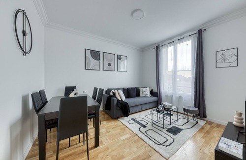 La Courneuve Casa | JO 2024 - House 12 persons / Subway + Train station / Private parking lot / St de France