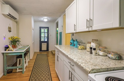 Sevierville Cabaña | 'Joan's Comfy Cottage' 8 Mi to Pigeon Forge