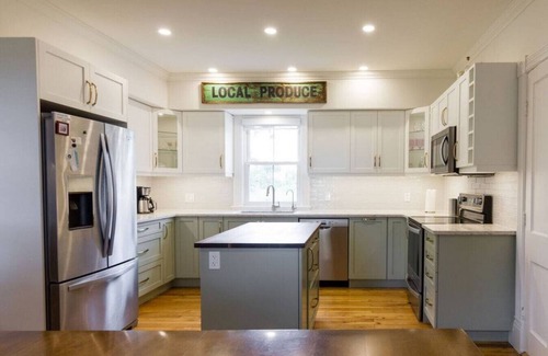 Greater Napanee Apartamento | Joanie's Farmhouse · Waterfront with Hot Tub