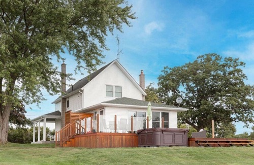 Greater Napanee Apartamento | Joanie's Farmhouse · Waterfront with Hot Tub