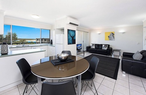 Moreton Bay Region Apartamento | Joanne Apartments -2 bedroom apartment with stunning views of the ocean.