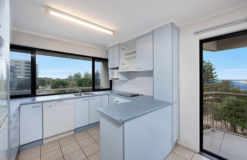 Moreton Bay Region Apartamento | Joanne Apartments -2 bedroom apartment with stunning views of the ocean.