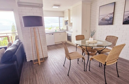 Moreton Bay Region Apartamento | Joanne Apartments -2 bedroom apartment with stunning views of the ocean.