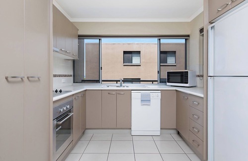 Moreton Bay Region Apartamento | Joanne Apartments - ocean views from ground floor modern apartment.