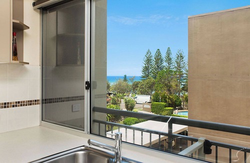 Moreton Bay Region Apartamento | Joanne Apartments - ocean views from ground floor modern apartment.