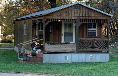 Tracy City Cabina | Joe's Place a cozy cabin with WiFi and AC in charming Tracy City.