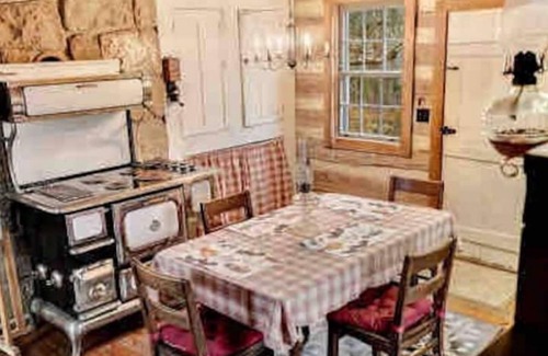 Bentonville Cabina | John Pope Cabin A beautifully 1865 renovated authentic log cabin